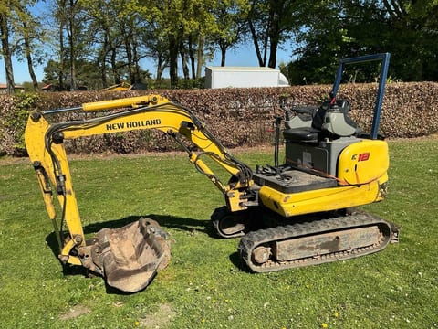2006 New Holland E18R mini excavator, side view 2006 New Holland E18R mini excavator, side view
