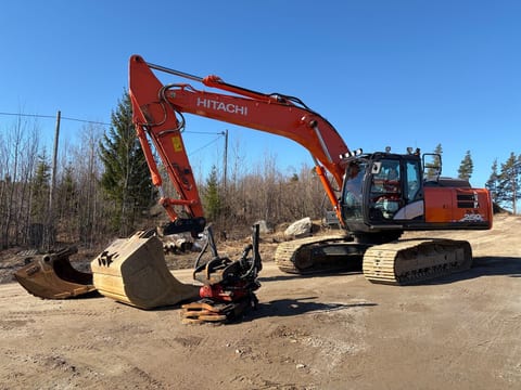 2016 Hitachi Zaxis 250LC crawler excavator side view 2016 Hitachi Zaxis 250LC crawler excavator side view