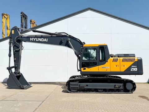 2025 Hyundai R210 crawler excavator side view 2025 Hyundai R210 crawler excavator side view