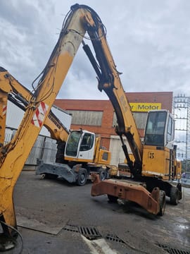 2002 Liebherr A924C material handler, front three-quarter view 2002 Liebherr A924C material handler, front three-quarter view