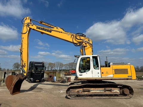 2009 Liebherr R934C HDSL crawler excavator side view 2009 Liebherr R934C HDSL crawler excavator side view