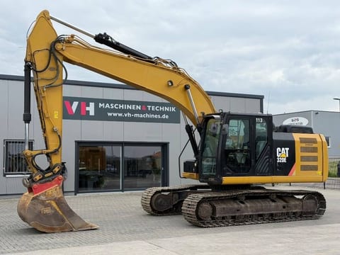 2016 Caterpillar 320EL crawler excavator side view 2016 Caterpillar 320EL crawler excavator side view