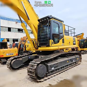 2019 Komatsu PC450-8 crawler excavator, side view 2019 Komatsu PC450-8 crawler excavator, side view