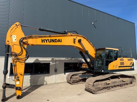 2016 Hyundai HX380L crawler excavator, side view 2016 Hyundai HX380L crawler excavator, side view