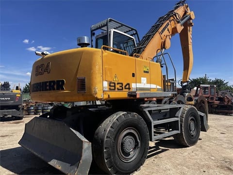 2013 Liebherr 934 C HD Litronic material handler, rear three-quarter view 2013 Liebherr 934 C HD Litronic material handler, rear three-quarter view