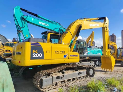 Escavadora de rastos Komatsu PC200-8 de 2018, vista traseira a três quartos Escavadora de rastos Komatsu PC200-8 de 2018, vista traseira a três quartos