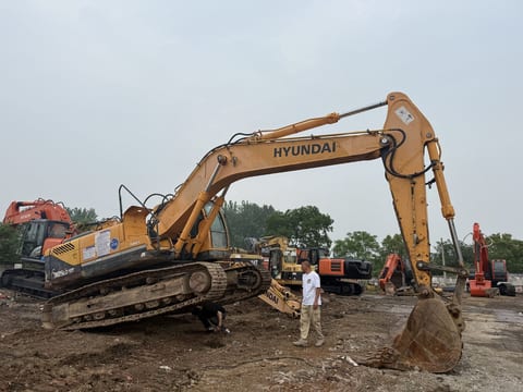 2020 Hyundai 305LC-9T crawler excavator, side profile view