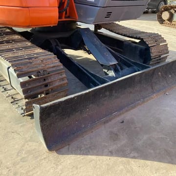 Hitachi ZX75US crawler excavator, front view of blade and tracks Hitachi ZX75US crawler excavator, front view of blade and tracks