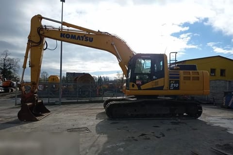 2018 Komatsu PC210LC-11 crawler excavator, side view 2018 Komatsu PC210LC-11 crawler excavator, side view