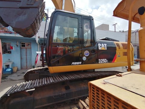 2022 Caterpillar 325D2 crawler excavator side view 2022 Caterpillar 325D2 crawler excavator side view
