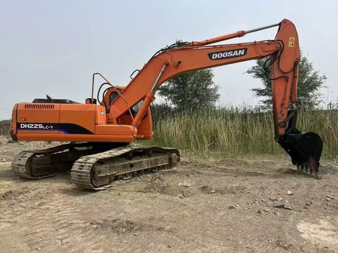 2008 Doosan DH225LC-7 crawler excavator, side view 2008 Doosan DH225LC-7 crawler excavator, side view