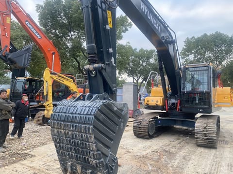 2018 Hyundai R220LC-9S crawler excavator front view 2018 Hyundai R220LC-9S crawler excavator front view