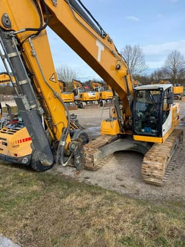 2018 Liebherr R926 crawler excavator, front three-quarter view 2018 Liebherr R926 crawler excavator, front three-quarter view