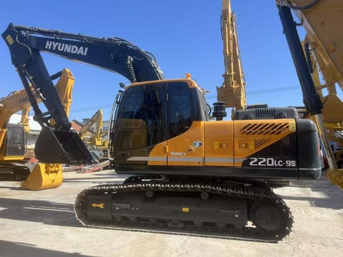 2022 Hyundai R220LC-9S crawler excavator side view 2022 Hyundai R220LC-9S crawler excavator side view
