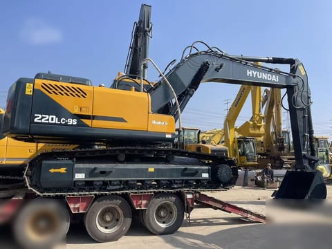 2019 Hyundai 220LC-9S crawler excavator side view 2019 Hyundai 220LC-9S crawler excavator side view
