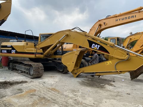 2015 Caterpillar 325BL crawler excavator side view 2015 Caterpillar 325BL crawler excavator side view