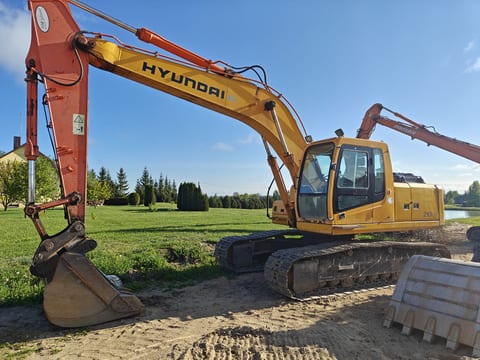 2004 Hyundai R210LC-7 crawler excavator side view 2004 Hyundai R210LC-7 crawler excavator side view