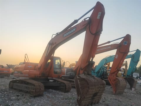 2017 Doosan DH300LC-7 crawler excavator, side view 2017 Doosan DH300LC-7 crawler excavator, side view
