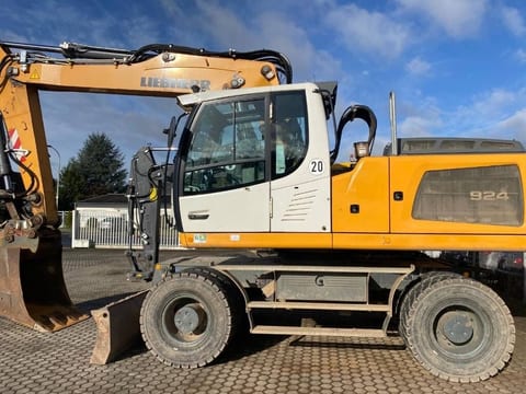 2019 Liebherr A924 LITRONIC wheel excavator side view 2019 Liebherr A924 LITRONIC wheel excavator side view
