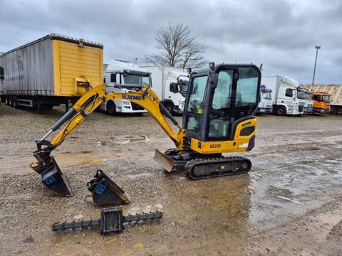 2021 XCMG XE 20 E mini excavator, side view 2021 XCMG XE 20 E mini excavator, side view