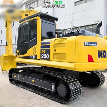 Pelle sur chenilles Komatsu PC200-8 de 2012, vue arrière trois-quarts Pelle sur chenilles Komatsu PC200-8 de 2012, vue arrière trois-quarts