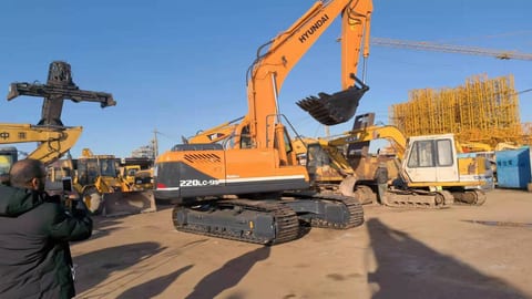 2016 Hyundai R220LC-9S crawler excavator side view 2016 Hyundai R220LC-9S crawler excavator side view