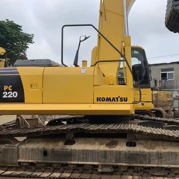 Zijaanzicht van een Komatsu PC220-8 rupsgraafmachine uit 2014 Zijaanzicht van een Komatsu PC220-8 rupsgraafmachine uit 2014