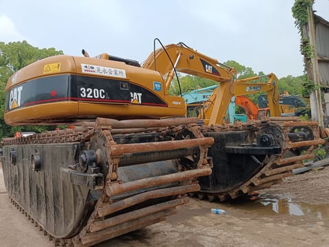 Caterpillar 320CL Amphibienbagger 2024, Dreiviertelansicht von hinten Caterpillar 320CL Amphibienbagger 2024, Dreiviertelansicht von hinten