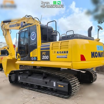 2022 Komatsu PC200-8 Raupenbagger, Ansicht von hinten halblinks 2022 Komatsu PC200-8 Raupenbagger, Ansicht von hinten halblinks