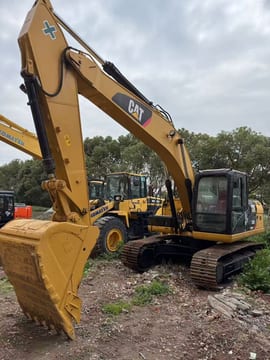 Escavatore cingolato Caterpillar 320D del 2019, vista frontale tre quarti Escavatore cingolato Caterpillar 320D del 2019, vista frontale tre quarti