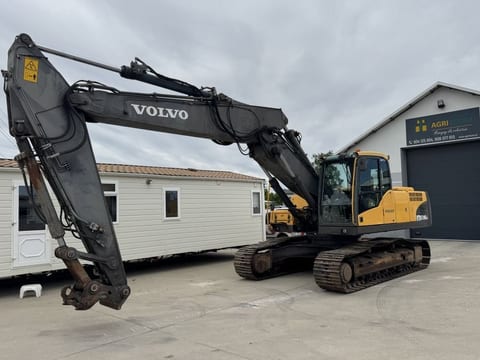 2009 Volvo EC240 CNL crawler excavator, side view 2009 Volvo EC240 CNL crawler excavator, side view