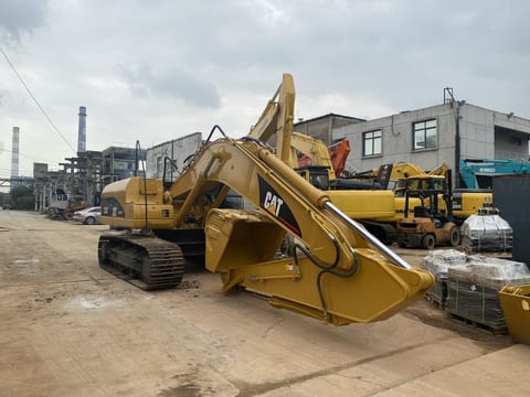 2018 Caterpillar 320C crawler excavator, side view 2018 Caterpillar 320C crawler excavator, side view