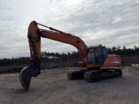 2007 Doosan DX225LC crawler excavator side view 2007 Doosan DX225LC crawler excavator side view