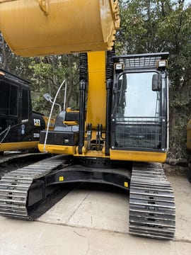 Escavadora de rastos Caterpillar 320D2 de 2024, vista frontal Escavadora de rastos Caterpillar 320D2 de 2024, vista frontal