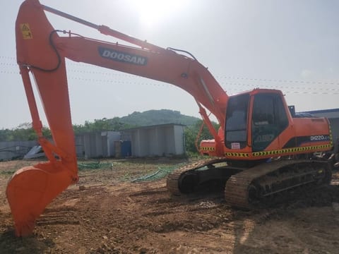 2022 Doosan DH220LC-7 crawler excavator, side profile view 2022 Doosan DH220LC-7 crawler excavator, side profile view