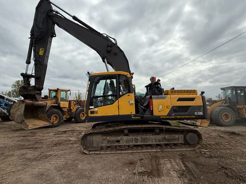 2014 Volvo EC250D crawler excavator side view 2014 Volvo EC250D crawler excavator side view