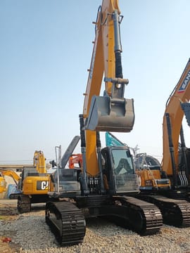 2023 XCMG XE305 crawler excavator, front view 2023 XCMG XE305 crawler excavator, front view