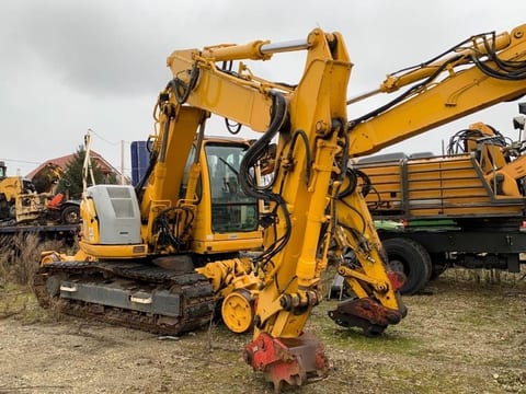 2006 New Holland E135SR-1ES crawler excavator, front three-quarter view 2006 New Holland E135SR-1ES crawler excavator, front three-quarter view