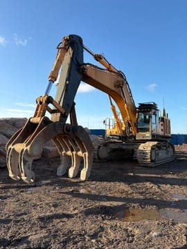 2013 Hyundai R800LC-9 crawler excavator with grapple attachment 2013 Hyundai R800LC-9 crawler excavator with grapple attachment