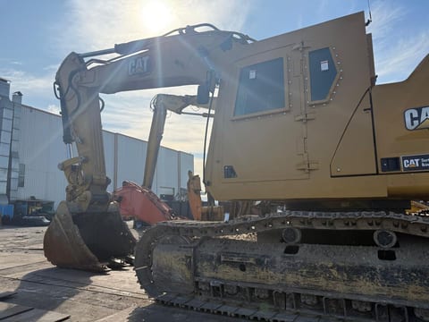 Caterpillar 336 Crawler Excavator, side view Caterpillar 336 Crawler Excavator, side view