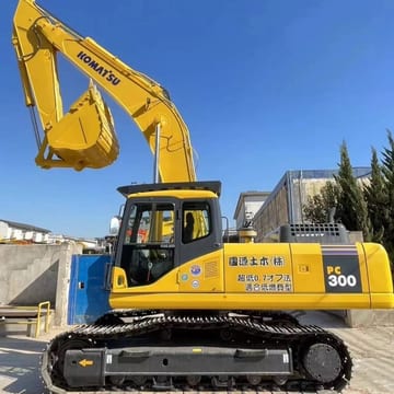 2020 Komatsu PC300 LC-7 crawler excavator, side view 2020 Komatsu PC300 LC-7 crawler excavator, side view