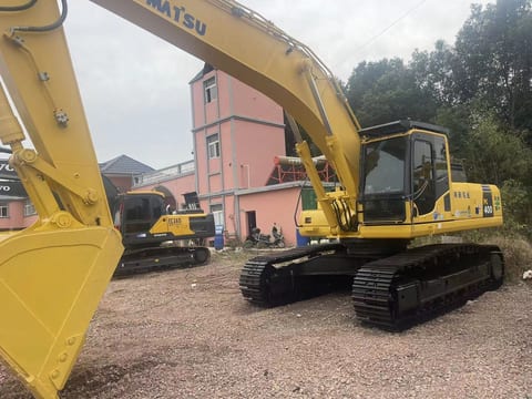 2022 Komatsu PC400-8 crawler excavator, side view 2022 Komatsu PC400-8 crawler excavator, side view