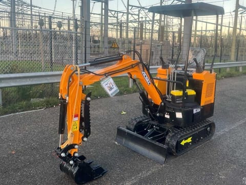 Vicsec 15-Y mini excavator, side view Vicsec 15-Y mini excavator, side view