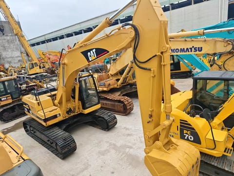 2018 Caterpillar 325BL crawler excavator, side view 2018 Caterpillar 325BL crawler excavator, side view