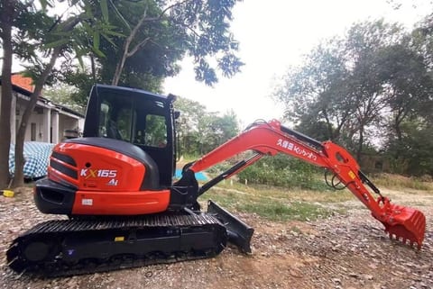 2025 Kubota KX165 mini excavator, side view 2025 Kubota KX165 mini excavator, side view