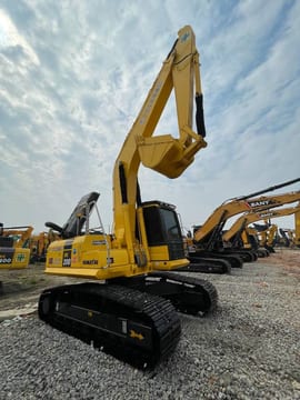 2024 Komatsu PC200-8 Raupenbagger, hintere Dreiviertelansicht 2024 Komatsu PC200-8 Raupenbagger, hintere Dreiviertelansicht