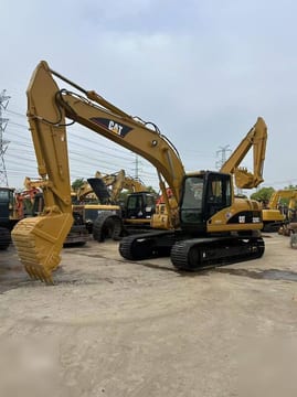 Pelle sur chenilles Caterpillar 320C 2024, vue de profil Pelle sur chenilles Caterpillar 320C 2024, vue de profil
