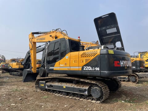 2023 Hyundai R220LC-9S crawler excavator, rear three-quarter view 2023 Hyundai R220LC-9S crawler excavator, rear three-quarter view