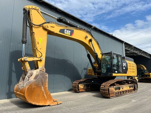 2017 Caterpillar 352F crawler excavator side profile view 2017 Caterpillar 352F crawler excavator side profile view