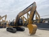 2023 Caterpillar 320D2 rupsgraafmachine, vooraanzicht driekwart
